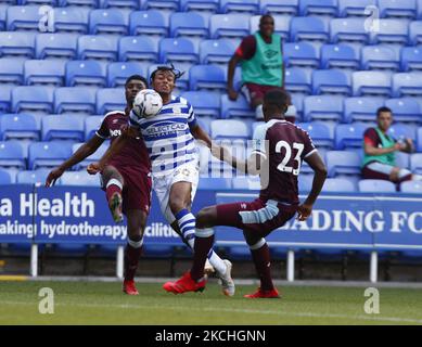 Reading's Femi Azeezwährend der Freundschaftspflege zwischen Reading und West Ham United im Select Car Leasing Stadium, Reading, Großbritannien am 21.. Juli 2021 (Foto by Action Foto Sport/NurPhoto) Stockfoto