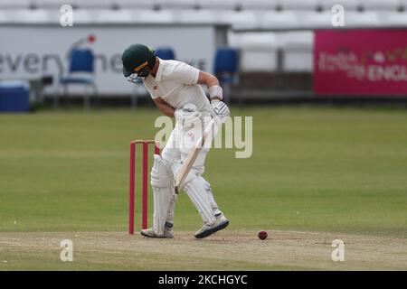 Jake Libby aus Worcestershire Gerät während des Tour Match-Spiels zwischen County Select XI und Indien am 21.. Juli 2021 in Emirates Riverside, Chester le Street, England, in ein Gewirr, während er für die Counties Select XI mitgeht. (Foto von Mark Fletcher/MI News/NurPhoto) Stockfoto