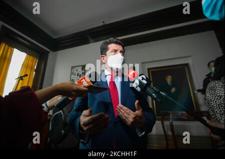 Verteidigungsminister Diego Molano spricht mit der Presse während einer Pressekonferenz waren Verteidigungsminister Diego Molano und Innenminister Daniel Palacios zusammen mit den rechten Senatoren Maria Fernanda Cabal und Ernesto Macias am 21. Juli 2021 auf dem kolumbianischen Kongress in Bogota, Kolumbien. (Foto von Sebastian Barros/NurPhoto) Stockfoto