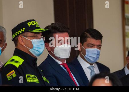 Verteidigungsminister Diego Molano (rechts) spricht mit dem Generalmajor der Polizei Jorge Vargas (links) während einer Pressekonferenz waren Verteidigungsminister Diego Molano und Innenminister Daniel Palacios zusammen mit den Senatoren der rechten Seite Maria Fernanda Cabal und Ernesto Macias am 21. Juli 2021 auf dem kolumbianischen Kongress in Bogota, Kolumbien. (Foto von Sebastian Barros/NurPhoto) Stockfoto