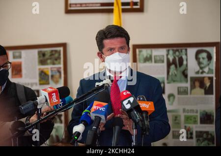 Verteidigungsminister Diego Molano spricht mit der Presse während einer Pressekonferenz waren Verteidigungsminister Diego Molano und Innenminister Daniel Palacios zusammen mit den rechten Senatoren Maria Fernanda Cabal und Ernesto Macias am 21. Juli 2021 auf dem kolumbianischen Kongress in Bogota, Kolumbien. (Foto von Sebastian Barros/NurPhoto) Stockfoto