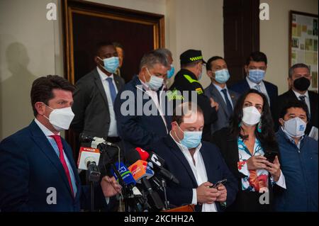 Verteidigungsminister Diego Molano spricht mit der Presse während einer Pressekonferenz waren Verteidigungsminister Diego Molano und Innenminister Daniel Palacios zusammen mit den rechten Senatoren Maria Fernanda Cabal und Ernesto Macias am 21. Juli 2021 auf dem kolumbianischen Kongress in Bogota, Kolumbien. (Foto von Sebastian Barros/NurPhoto) Stockfoto