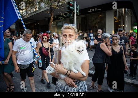 Eine Frau ist eine religiöse Ikone und ihr Hund während der Demonstration gegen den obligatorischen Impfstoff, die am Mittwoch, den 21. Juli 2021 in Thessaloniki und Athen in Griechenland stattfand. Eine Woche nach dem massiven Protest gegen die obligatorische Impfung wird die Anti-Vaxx-Kampagne fortgesetzt, und eine große Gruppe protestiert auf den Straßen der Stadt Thessaloniki. Der Protest wurde über die sozialen Medien von Anti-Impfgläubigen organisiert. Nach Angaben der Gruppe nahmen mehr als 40,000 Personen Teil, während die Polizei inoffiziell leicht etwa 15,000 Personen an der Demonstration schätzte. Als Gr Stockfoto