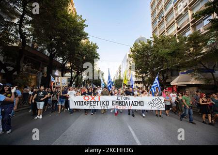 Nein zur obligatorischen Impfung steht auf dem Banner während der Demonstration gegen den obligatorischen Impfstoff, die am Mittwoch, 21. Juli 2021, in Thessaloniki und Athen in Griechenland stattfand. Eine Woche nach dem massiven Protest gegen die obligatorische Impfung wird die Anti-Vaxx-Kampagne fortgesetzt, und eine große Gruppe protestiert auf den Straßen der Stadt Thessaloniki. Der Protest wurde über die sozialen Medien von Anti-Impfgläubigen organisiert. Nach Angaben der Gruppe nahmen mehr als 40,000 Personen Teil, während die Polizei inoffiziell leicht etwa 15,000 Personen an der Demonstration schätzte. Stockfoto