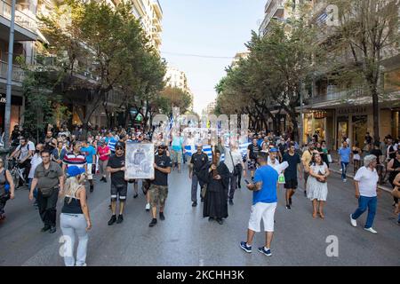 Am Mittwoch, den 21. Juli 2021, fand in Thessaloniki und Athen in Griechenland eine Demonstration gegen den obligatorischen Impfstoff statt. Eine Woche nach dem massiven Protest gegen die obligatorische Impfung wird die Anti-Vaxx-Kampagne fortgesetzt, und eine große Gruppe protestiert auf den Straßen der Stadt Thessaloniki. Der Protest wurde über die sozialen Medien von Anti-Impfgläubigen organisiert. Nach Angaben der Gruppe nahmen mehr als 40,000 Personen Teil, während die Polizei inoffiziell leicht etwa 15,000 Personen an der Demonstration schätzte. Da die griechische Regierung eine Gesetzgebung mit obligatorischem vac verabschiedet Stockfoto