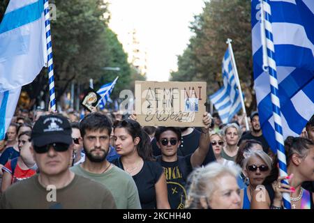 Nachricht schreiben Wir sagen JA zur Freiheit während der Demonstration gegen den obligatorischen Impfstoff fand am Mittwoch, dem 21. Juli 2021, in Thessaloniki und Athen in Griechenland statt. Eine Woche nach dem massiven Protest gegen die obligatorische Impfung wird die Anti-Vaxx-Kampagne fortgesetzt, und eine große Gruppe protestiert auf den Straßen der Stadt Thessaloniki. Der Protest wurde über die sozialen Medien von Anti-Impfgläubigen organisiert. Nach Angaben der Gruppe nahmen mehr als 40,000 Personen Teil, während die Polizei inoffiziell leicht etwa 15,000 Personen an der Demonstration schätzte. Wie die griechische gove Stockfoto
