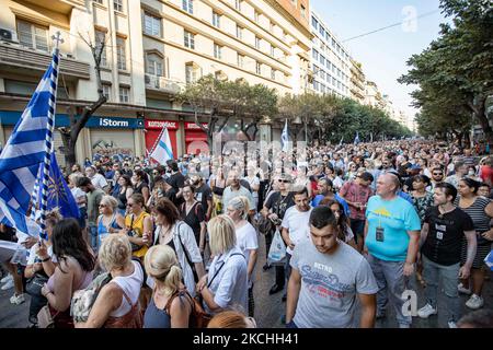 Tausende von Menschen an der Demonstration gegen den obligatorischen Impfstoff fanden am Mittwoch, dem 21. Juli 2021, in Thessaloniki und Athen in Griechenland statt. Eine Woche nach dem massiven Protest gegen die obligatorische Impfung wird die Anti-Vaxx-Kampagne fortgesetzt, und eine große Gruppe protestiert auf den Straßen der Stadt Thessaloniki. Der Protest wurde über die sozialen Medien von Anti-Impfgläubigen organisiert. Nach Angaben der Gruppe nahmen mehr als 40,000 Personen Teil, während die Polizei inoffiziell leicht etwa 15,000 Personen an der Demonstration schätzte. Da die griechische Regierung ein Bein passiert Stockfoto