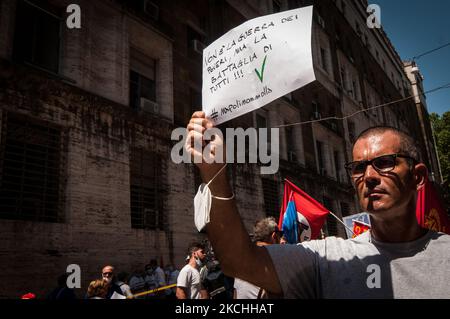 Nationale Demonstration, die von Mitarbeitern von Whirlpool am 22. Juli 2021 in Rom, Italien, vor dem Ministerium für wirtschaftliche Entwicklung organisiert wurde, um gegen die Schließung des Whirlpoolwerks in Neapel und die daraus resultierende Entlassung von Arbeitnehmern zu protestieren. (Foto von Andrea Ronchini/NurPhoto) Stockfoto