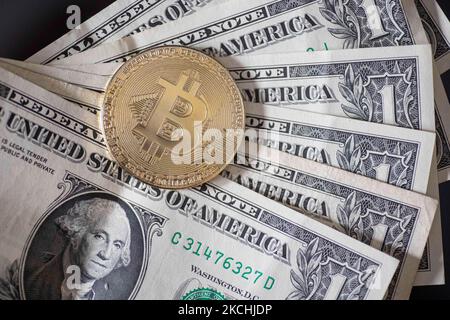 Bitcoin goldene physische Münze Illustration auf US-Dollar-Banknoten. Visuelle Darstellungen der digitalen Kryptowährung Bitcoin mit dem USD-Schein. Bitcoin mit dem Symbol BTC ist XBT eine beliebte digitale Währung, die Wachstum zeigte und weit verbreitet ist und von Banken, Märkten und anderen Dienstleistungen und Geschäften als Zahlungsmittel akzeptiert wird. Der heutige Wechselkurs für 1 Bitcoin Blockchain beträgt 32,287 US-Dollar. Der Wert des Kryptowährungs-Bitcoins ist auf ein Rekordhoch im Jahr 2021 angestiegen und erreichte laut den amerikanischen Finanzmedien $63.000. Thessaloniki, Griechenland am 23. Juli 2021 (Foto von Nicolas E Stockfoto