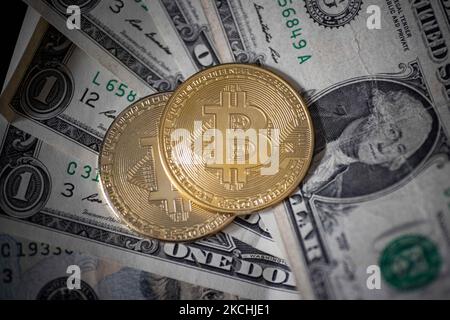 Bitcoin goldene physische Münze Illustration auf US-Dollar-Banknoten. Visuelle Darstellungen der digitalen Kryptowährung Bitcoin mit dem USD-Schein. Bitcoin mit dem Symbol BTC ist XBT eine beliebte digitale Währung, die Wachstum zeigte und weit verbreitet ist und von Banken, Märkten und anderen Dienstleistungen und Geschäften als Zahlungsmittel akzeptiert wird. Der heutige Wechselkurs für 1 Bitcoin Blockchain beträgt 32,287 US-Dollar. Der Wert des Kryptowährungs-Bitcoins ist auf ein Rekordhoch im Jahr 2021 angestiegen und erreichte laut den amerikanischen Finanzmedien $63.000. Thessaloniki, Griechenland am 23. Juli 2021 (Foto von Nicolas E Stockfoto