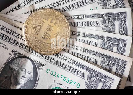 Bitcoin goldene physische Münze Illustration auf US-Dollar-Banknoten. Visuelle Darstellungen der digitalen Kryptowährung Bitcoin mit dem USD-Schein. Bitcoin mit dem Symbol BTC ist XBT eine beliebte digitale Währung, die Wachstum zeigte und weit verbreitet ist und von Banken, Märkten und anderen Dienstleistungen und Geschäften als Zahlungsmittel akzeptiert wird. Der heutige Wechselkurs für 1 Bitcoin Blockchain beträgt 32,287 US-Dollar. Der Wert des Kryptowährungs-Bitcoins ist auf ein Rekordhoch im Jahr 2021 angestiegen und erreichte laut den amerikanischen Finanzmedien $63.000. Thessaloniki, Griechenland am 23. Juli 2021 (Foto von Nicolas E Stockfoto