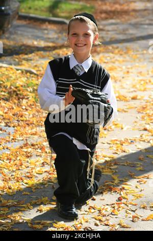 Ein junger hassidischer jüdischer Junge in einem Baseballhandschuh in Toronto, Ontario, Kanada. (Foto von Creative Touch Imaging Ltd./NurPhoto) Stockfoto