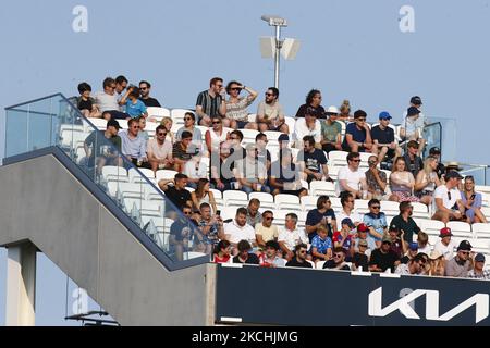 Fans, die sich vom neuen Stand freuen Peter May steht während der Hundert zwischen Oval Invincible Men und Manchester Originals Men am 22.. Juli 2021 im Kia Oval Stadium in London, Großbritannien. (Foto von Action Foto Sport/NurPhoto) Stockfoto