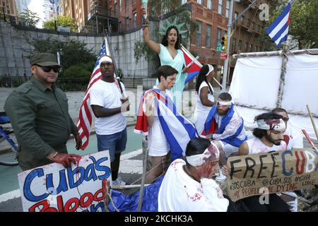 Die kubanischen New Yorker demonstrieren vor den Vereinten Nationen am 23. Juli 2021 in New York City, USA, zur Unterstützung derer, die für die Befreiung ihres Landes kämpfen. Die Demonstrationen werden immer gewalttätiger, da Kuba unter einer repressiven Regierung unter Mangel an Nahrungsmitteln und Medikamenten zu leiden hat. (Foto von John Lamparski/NurPhoto) Stockfoto