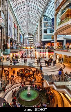 Shopper im Eaton's Centre in der Innenstadt von Toronto, Ontario, Kanada, am 24. Februar 2013. Das Eaton's Center ist eines der größten Einkaufszentren in Kanada und bei Touristen, die Toronto besuchen, beliebt. (Foto von Creative Touch Imaging Ltd./NurPhoto) Stockfoto