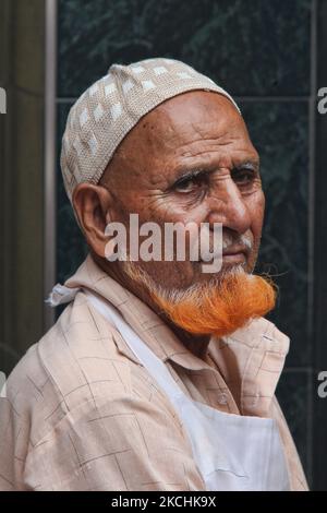 Älterer muslimischer Mann aus Lahore, Pakistan, mit einem gefärbten orangefarbenen Bart, der eine kufi-Mütze trägt, in Toronto, Ontario, Kanada. (Foto von Creative Touch Imaging Ltd./NurPhoto) Stockfoto