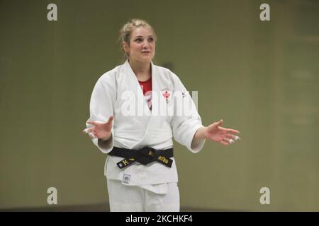 Die kanadische Olympiateilnehmerin Kelita Zupancic unterrichtet Judostudenten am 02. März 2013 in Toronto, Ontario, Kanada, über die richtige Technik. Zupancic gewann bei den Pan am Judo-Meisterschaften 2010 eine Goldmedaille für Kanada. (Foto von Creative Touch Imaging Ltd./NurPhoto) Stockfoto