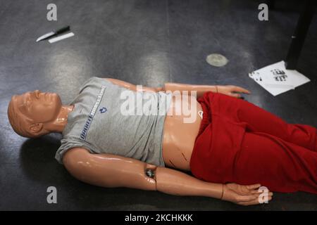 Dummy wird am 25. Mai 2013 in einem Klassenzimmer an einer Hochschule für Kriminalszene-Ermittlungen in Toronto, Ontario, Kanada, verwendet, um einen Scheinmord-Tatort zu erstellen. (Foto von Creative Touch Imaging Ltd./NurPhoto) Stockfoto