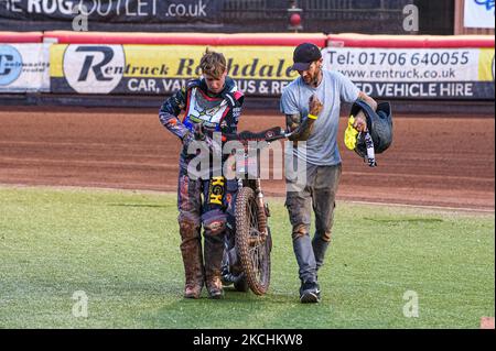 Vinnie Foord und sein Mechaniker tragen das beschädigte Rad nach seinem 9. Hitze-Sturz während des Spiels der National Development League zwischen Belle Vue Colts und Eastbourne Seagulls am 23.. Juli 2021 im National Speedway Stadium, Manchester, England, zurück zur Box. (Foto von Ian Charles/MI News/NurPhoto) Stockfoto