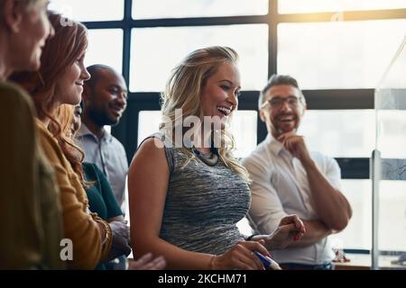Shes bekam immer eine Überraschung auf dem Ärmel. Eine junge, schwanger Geschäftsfrau, die eine Präsentation im Sitzungssaal gab. Stockfoto