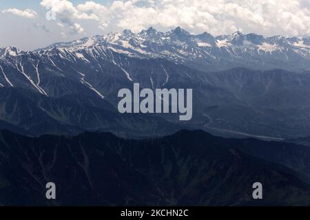 Höhenansicht der Himalaya-Berge über Kaschmir, Indien, am 21. Juni 2010. (Foto von Creative Touch Imaging Ltd./NurPhoto) Stockfoto
