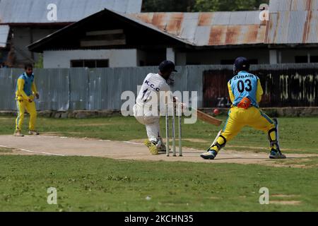 Kashmiri Boys Spielen Sie am 25. Juli 2021 in Nadihal Baramulla, Jammu und Kashmir, Indien, ein Cricket-Match mit einem Pink Ball. (Foto von Nasir Kachroo/NurPhoto) Stockfoto