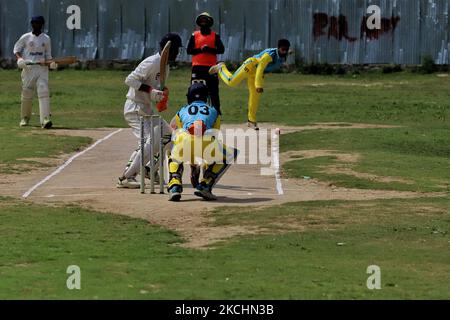 Kashmiri Boys Spielen Sie am 25. Juli 2021 in Nadihal Baramulla, Jammu und Kashmir, Indien, ein Cricket-Match mit einem Pink Ball. (Foto von Nasir Kachroo/NurPhoto) Stockfoto