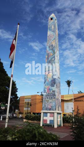 Farbenfroher Obelisk in La Romana City in der Dominikanischen Republik, am 19. Dezember 2012. (Foto von Creative Touch Imaging Ltd./NurPhoto) Stockfoto