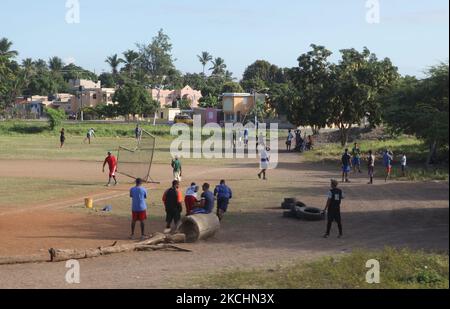 Jugendliche üben am 19. Dezember 2012 in einem Park in La Romana City in der Dominikanischen Republik Baseballspiele. Eine große Anzahl junger Menschen im Alter zwischen 8 und 16 Jahren trainieren täglich, um ihre Baseballfähigkeiten zu verbessern. Für diese jungen Menschen und ihre Familien ist Baseballspiele eine Gelegenheit, der Armut zu entkommen. Einige MLB-Teams (Major League Baseballteams), wie Kansas City und Los Angeles Dodgers, haben Schulen, um Menschen zu rekrutieren, die in ihren Teams Erfolg haben könnten. Ein 16-jähriger dominikanischer Baseballspieler könnte einen Vertrag über zwei Millionen Dollar mit einem der Teams unterzeichnen, obwohl er nicht garantiert Stockfoto