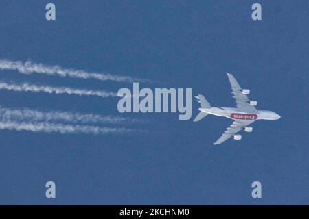 Emirates Airbus A380 Flugzeuge wie gesehen fliegen im blauen Sommerhimmel über Griechenland in Europa die Route EK142 von Madrid MAD, Spanien nach Dubai DXB, VAE. Das überfliegende Breitkörper-Doppeldecker-Langstreckenflugzeug hat die Registrierung A6-EVJ und wird von 4x RR Trent 972 Jet-Motoren angetrieben. Emirates hat die Flüge mit dem A388 wieder aufgenommen, nachdem die Flotte aufgrund der Reisebeschränkungen des Coronavirus geerdet war. Das Überflieger-Flugzeug schafft Kondensstreifen oder Chemtrail, während es in einer Höhe von 41,000 Metern fährt und bildet eine weiße Linie von Kondensstreifen in der Atmosphäre dahinter. Emirates EK ist die Flaggengesellschaft von Dubai - United Stockfoto