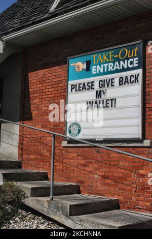 Schild an der Seite eines Gebäudes, in dem ein Dieb um die Rückgabe einer gestohlenen Brieftasche in der Innenstadt von Windsor, Ontario, Kanada, bittet. Aufgrund der Massenarbeitslosigkeit und der Armut, die durch das Verschwinden des Automobilherstellungssektors verursacht wurden, ist ein Großteil der Stadt Windsor heruntergekommen und spiegelt ihren Nachbarn, die amerikanische Stadt Detroit über die Grenze. (Foto von Creative Touch Imaging Ltd./NurPhoto) Stockfoto