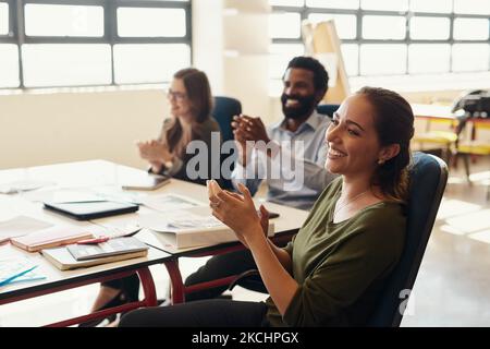 Erkennen Sie die Fehler an, aber feiern Sie den Erfolg. Kreative Mitarbeiter, die in einem modernen Büro ein Meeting abhalten. Stockfoto