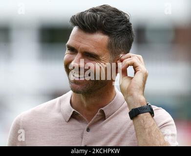 James Anderson arbeitet für BBC Sport während der Hundert-Jahre zwischen London Spirit Women und Oval Invincible Women im Lord's Stadium, London, Großbritannien, am 25.. Juli 2021 (Foto by Action Foto Sport/NurPhoto) Stockfoto