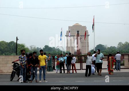 Am India Gate war Memorial klicken die Menschen auf Bilder, während sie sich versammeln, um den Märtyrern von Kargil während des 22.. Jahrestages des indischen Sieges im Kargil-Krieg mit Pakistan am 26. Juli 2021 in Neu Delhi, Indien, Tribut zu zollen. (Foto von Mayank Makhija/NurPhoto) Stockfoto