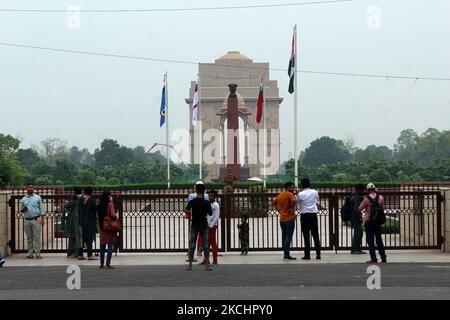 Am India Gate war Memorial klicken die Menschen auf Bilder, während sie sich versammeln, um den Märtyrern von Kargil während des 22.. Jahrestages des indischen Sieges im Kargil-Krieg mit Pakistan am 26. Juli 2021 in Neu Delhi, Indien, Tribut zu zollen. (Foto von Mayank Makhija/NurPhoto) Stockfoto