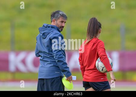 Alessandro Spugna (L), Chefcoach des AS Roma-Frauenteams während der Trainingseinheit am 26. Juli 2021 in Terminillo, Rieti, Italien. Doppelte Trainingseinheit für die Mädchen von Alessandro Spugna am Morgen und am Nachmittag. Die Athleten sind seit Samstagmorgen im Trainingslager in den Rieti-Bergen. Die Intensität des Trainings hat sich erhöht, mit Trainingsspielen und der Prüfung der ersten Spielmuster im Hinblick auf den Start der Serie A Meisterschaft und die bevorstehenden Verpflichtungen in Frankreich. (Foto von Riccardo Fabi/NurPhoto) Stockfoto