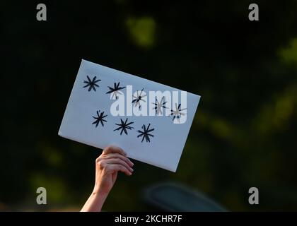 Mitglieder des KOD (Komitee zur Verteidigung der Demokratie) protestieren während des „Marsches tugendhafter Frauen, Hexen und anderer Bürger“ gegen die von Bildungsministerin Przemys?aw Czarnek vorgeschlagenen Veränderungen im Bildungssystem und die Destabilisierung des Rechtssystems in Polen. Am Samstag, den 24. Juli 2021, in Krakau, Woiwodschaft Kleinpolen, Polen. (Foto von Artur Widak/NurPhoto) Stockfoto