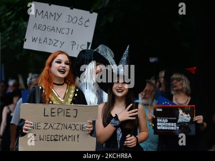 Mitglieder des KOD (Komitee zur Verteidigung der Demokratie) protestieren während des „Marsches tugendhafter Frauen, Hexen und anderer Bürger“ gegen die von Bildungsministerin Przemys?aw Czarnek vorgeschlagenen Veränderungen im Bildungssystem und die Destabilisierung des Rechtssystems in Polen. Am Samstag, den 24. Juli 2021, in Krakau, Woiwodschaft Kleinpolen, Polen. (Foto von Artur Widak/NurPhoto) Stockfoto