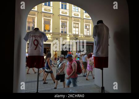 Blick auf die überfüllte Grodzka-Straße in der Krakauer Altstadt. Am Samstag, den 24. Juli 2021, in Krakau, Woiwodschaft Kleinpolen, Polen. (Foto von Artur Widak/NurPhoto) Stockfoto