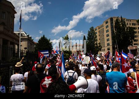 Tausende Demonstranten, die sich gegen die kubanische Regierung stellen, versammeln sich nach einem marsch aus dem Weißen Haus am 26. Juli 2021 vor der kubanischen Botschaft in Washington, D.C. (Foto: Bryan Olin Dozier/NurPhoto) Stockfoto