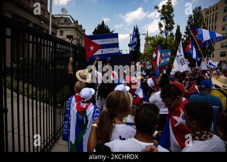 Tausende Demonstranten, die sich gegen die kubanische Regierung stellen, versammeln sich nach einem marsch aus dem Weißen Haus am 26. Juli 2021 vor der kubanischen Botschaft in Washington, D.C. (Foto: Bryan Olin Dozier/NurPhoto) Stockfoto