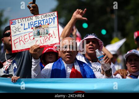 Tausende Demonstranten, die sich gegen die kubanische Regierung stellen, versammeln sich nach einem marsch aus dem Weißen Haus am 26. Juli 2021 vor der kubanischen Botschaft in Washington, D.C. (Foto: Bryan Olin Dozier/NurPhoto) Stockfoto