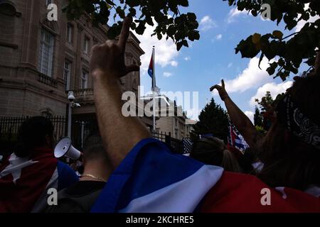 Tausende Demonstranten, die sich gegen die kubanische Regierung stellen, versammeln sich nach einem marsch aus dem Weißen Haus am 26. Juli 2021 vor der kubanischen Botschaft in Washington, D.C. (Foto: Bryan Olin Dozier/NurPhoto) Stockfoto