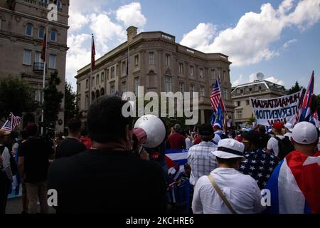 Tausende Demonstranten, die sich gegen die kubanische Regierung stellen, versammeln sich nach einem marsch aus dem Weißen Haus am 26. Juli 2021 vor der kubanischen Botschaft in Washington, D.C. (Foto: Bryan Olin Dozier/NurPhoto) Stockfoto