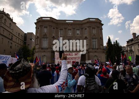 Tausende Demonstranten, die sich gegen die kubanische Regierung stellen, versammeln sich nach einem marsch aus dem Weißen Haus am 26. Juli 2021 vor der kubanischen Botschaft in Washington, D.C. (Foto: Bryan Olin Dozier/NurPhoto) Stockfoto