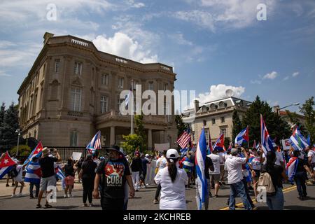 Tausende Demonstranten, die sich gegen die kubanische Regierung stellen, versammeln sich nach einem marsch aus dem Weißen Haus am 26. Juli 2021 vor der kubanischen Botschaft in Washington, D.C. (Foto: Bryan Olin Dozier/NurPhoto) Stockfoto