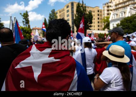 Tausende Demonstranten, die sich gegen die kubanische Regierung stellen, versammeln sich nach einem marsch aus dem Weißen Haus am 26. Juli 2021 vor der kubanischen Botschaft in Washington, D.C. (Foto: Bryan Olin Dozier/NurPhoto) Stockfoto