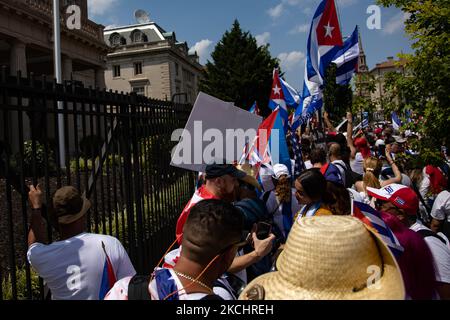 Tausende Demonstranten, die sich gegen die kubanische Regierung stellen, versammeln sich nach einem marsch aus dem Weißen Haus am 26. Juli 2021 vor der kubanischen Botschaft in Washington, D.C. (Foto: Bryan Olin Dozier/NurPhoto) Stockfoto