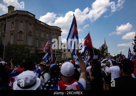 Tausende Demonstranten, die sich gegen die kubanische Regierung stellen, versammeln sich nach einem marsch aus dem Weißen Haus am 26. Juli 2021 vor der kubanischen Botschaft in Washington, D.C. (Foto: Bryan Olin Dozier/NurPhoto) Stockfoto