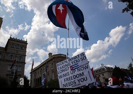 Tausende Demonstranten, die sich gegen die kubanische Regierung stellen, versammeln sich nach einem marsch aus dem Weißen Haus am 26. Juli 2021 vor der kubanischen Botschaft in Washington, D.C. (Foto: Bryan Olin Dozier/NurPhoto) Stockfoto